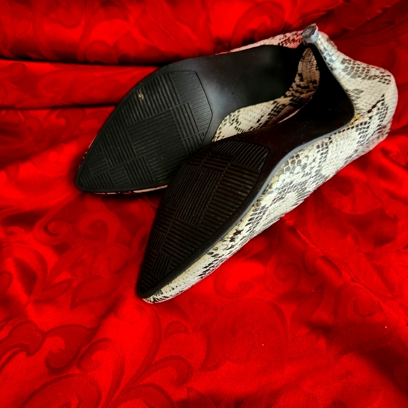 HIGHLIGHTS Brand Blk & White faux snake skin 2" stilleto heels size 7. - Picture 3 of 4